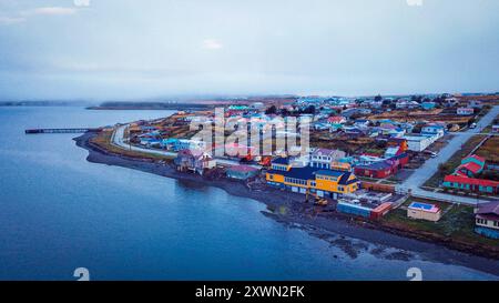 Blick aus der Vogelperspektive auf den Abendporvenir auf der Insel Feuerland, Chile Stockfoto