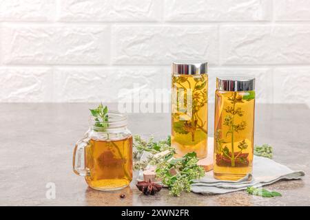 Kombucha Zitronenbalsam-Getränk. Trendiges Naturprodukt, gesunder Lebensstil. Bio fermentiertes probiotisches Getränk, Steinhintergrund, Kopierraum Stockfoto