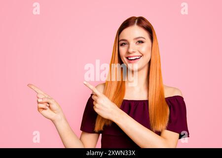 Nahaufnahme eines fröhlich lachenden jungen Mädchens, das mit den Fingern auf gelbem Hintergrund zeigt, mit Platz für Text Stockfoto