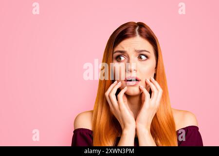 Oh, kein Konzept menschlicher Emotionen. Nahaufnahme des Porträts einer verwirrten schönen Frau mit offenem Mund, großen Augen isoliert auf gelbem Hintergrund. Junge, verängstigte Frau Stockfoto