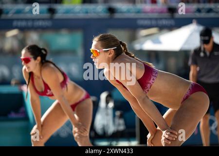 MUELLER Svenja, TILLMANN Cinja (Deutschland) vs GRAUDINA Tina, SAMOILOVA Anastasija (Lettland), im Bild GRAUDINA Tina, dahinter SAMOILOVA Anastasija (Lettland), FRA, Olympische Spiele Paris 2024, Beachvolleyball, Frauen Achtelfinale, 05.08.2024 Foto: Eibner-Pressefoto/Michael Memmler Stockfoto