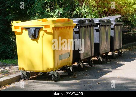 Mülltonnen. Müllcontainer sind voll mit Müll im Park. Müllabfälle sind Müllhalden. Stockfoto