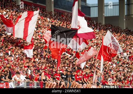 19.08.2024, DFB POKAL R1: Kickers Offenbach vs. 1. Der FC Magdeburg, Kickers Offenbach, unterstützt ihr Team Stadion am Bieberer Berg. Stockfoto
