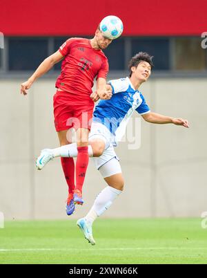 München, Deutschland. August 2024. Leon GORETZKA, FCB 8 tritt um Ball, Tackling, Duell, Header, zweikampf, Action, Kampf gegen Young-Jun Lee, Grasshoppers Zuerich 18 in Aktion beim Freundschaftsspiel FC BAYERN München - GRASSHOPPERS Zuerich am 20. August 2024 in München Saison 2024/2025, FCB, Fotograf: ddp Images/STAR-Images Credit: ddp Media GmbH/Alamy Live News Stockfoto