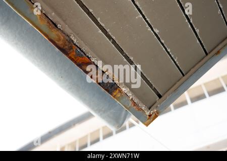 Rostbildung mit weißer Kristallsubstanz auf einer Dachdecke aus Metall Stockfoto
