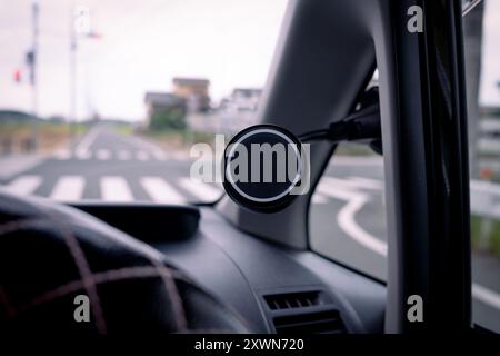 Magnetische Handyhalterung im Auto Stockfoto