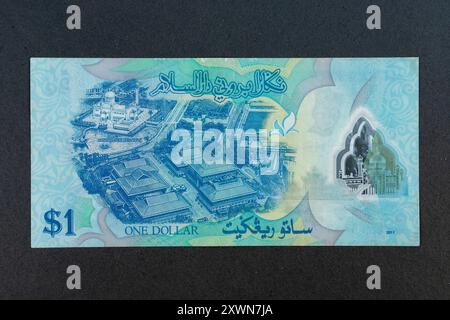 Brunei neue 1-Dollar-Polymer-Banknote mit Sultan Omar Ali Saifuddien-Moschee und dem zeremoniellen Lastkahn. Stockfoto