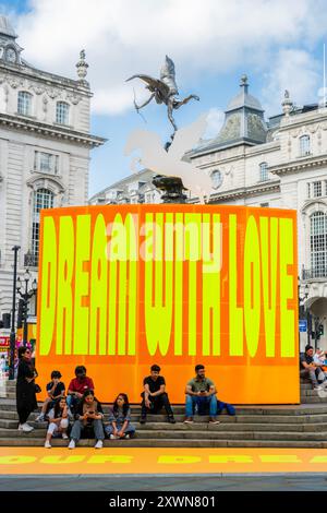 London, Großbritannien. August 2024. Good Things Come That Who Wait, eine neue Installation der Künstlerin und Designerin Yinka Ilori MBE im Piccadilly Circus. Es ist von der griechischen Mythologie inspiriert und zeigt zwei geflügelte Pferde, die Pegasus darstellen, auf riesigen Sockeln rund um den Shaftesbury Memorial Fountain. Die Zusammenarbeit mit dem Capital Art of London ist das erste Mal seit 132 Jahren, dass dieser Bereich mit öffentlichen Kunstwerken dekoriert wurde und zwischen dem 20-25. August zu sehen sein wird. Guy Bell/Alamy Live News Stockfoto