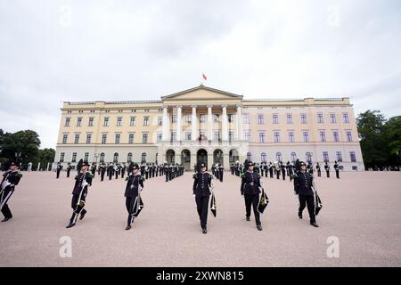 Oslo 20240820. Der norwegische König Harald, Königin Sonja und Kronprinz Haakon nehmen am Dienstag auf dem Schlossplatz von Oslo Teil. Foto: Lise Aaserud / NTB Stockfoto