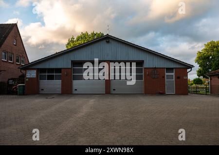 Heidenau, Niedersachsen, Deutschland, 17. Juli 2024 - die Feuerwehr bei Sonnenuntergang Stockfoto