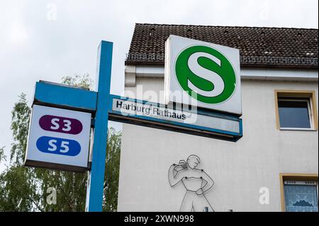 Hamburg, Deutschland, 18. Juli 2024 - Schild der S-Strecke, ein Regionalzugsystem der Deutschen Bahn Stockfoto