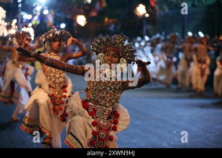 Kandy, Sri Lanka. August 2024. Tänzerinnen und Tänzer treten während einer Prozession auf, die das Esala Perahera Festival am 19. August 2024 in Kandy, Sri Lanka, feiert. Esala Perahera ist eines der größten buddhistischen Feste in Sri Lanka mit einer Geschichte von mehr als 1.000 Jahren. Das diesjährige Festival fand vom 10. Bis 20. August statt. Quelle: Ajith Perera/Xinhua/Alamy Live News Stockfoto