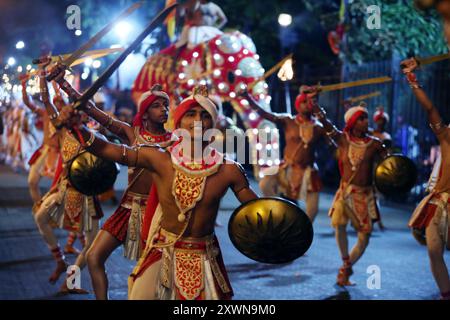 Kandy, Sri Lanka. August 2024. Tänzerinnen und Tänzer treten während einer Prozession auf, die das Esala Perahera Festival am 19. August 2024 in Kandy, Sri Lanka, feiert. Esala Perahera ist eines der größten buddhistischen Feste in Sri Lanka mit einer Geschichte von mehr als 1.000 Jahren. Das diesjährige Festival fand vom 10. Bis 20. August statt. Quelle: Ajith Perera/Xinhua/Alamy Live News Stockfoto