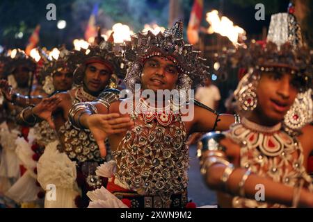 Kandy, Sri Lanka. August 2024. Tänzerinnen und Tänzer treten während einer Prozession auf, die das Esala Perahera Festival am 19. August 2024 in Kandy, Sri Lanka, feiert. Esala Perahera ist eines der größten buddhistischen Feste in Sri Lanka mit einer Geschichte von mehr als 1.000 Jahren. Das diesjährige Festival fand vom 10. Bis 20. August statt. Quelle: Ajith Perera/Xinhua/Alamy Live News Stockfoto