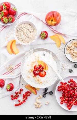 Griechischer Joghurt mit verschiedenen Beeren, Nüssen und Haferflocken Stockfoto