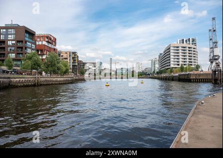 Hamburg, Deutschland, 18. Juli 2024 - Luxuswohnungen und Geschäftsbüros in der Hafencity und am Kaiserkai oder Emperor Docks Stockfoto