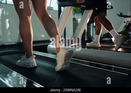 Leute, Die Im Fitnessstudio Auf Laufbändern Trainieren Stockfoto