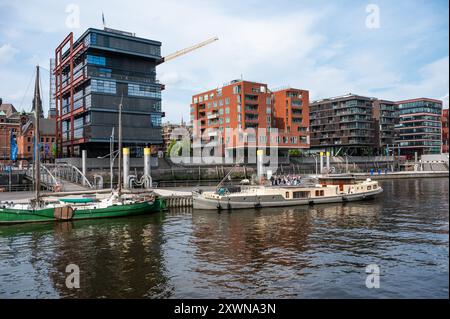 Hamburg, Deutschland, 18. Juli 2024 - Luxuswohnungen und Geschäftsbüros in der Hafencity und am Kaiserkai oder Emperor Docks Stockfoto