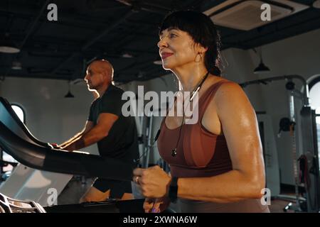 Frau, Die Während Des Trainings Auf Dem Laufband Läuft Stockfoto