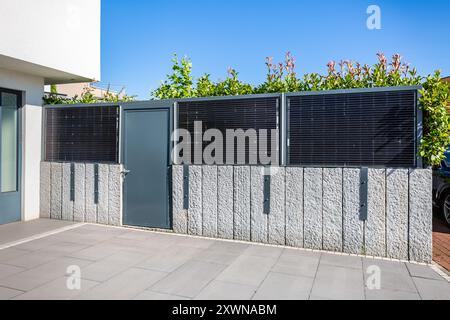 Balkonsolarkraftwerk auf Gartenzaun montiert. Modernes Apartment mit Balkon, Solarstromanlage. Stockfoto