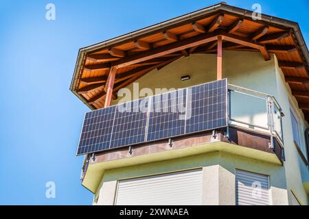 Balkonsolarkraftwerk. Mini-PV-Anlagen erzeugen Ihren eigenen Strom-Plug-Play. Stockfoto