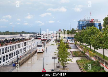 WIEN, ÖSTERREICH - 22. MAI 2019: Dies ist der Donauhafen der Stadt. Stockfoto