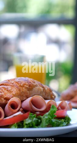 Leckere Croissant-Sandwiches auf weißem Hintergrund. Croissant mit Fleisch. Frühstück Croissant Sandwiches serviert Holzbrett Stockfoto