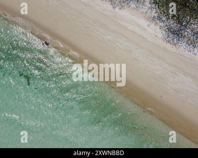 Blick aus der Vogelperspektive auf den tropischen Strand Koh Ra Wi im Koh Lipe Archipel Stockfoto