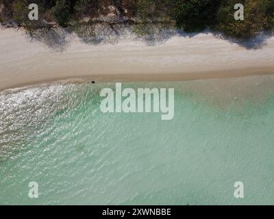 Blick aus der Vogelperspektive auf den tropischen Strand Koh Ra Wi im Koh Lipe Archipel Stockfoto