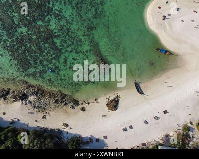 Vogelblick auf den North Point Beach auf der Insel Koh Lipe, in Thailand, an einem sonnigen Tag mit Langboot Stockfoto