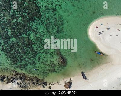 Vogelblick auf den North Point Beach auf der Insel Koh Lipe, in Thailand, an einem sonnigen Tag mit Langboot Stockfoto