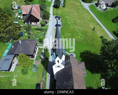 Ein Blick aus der Vogelperspektive auf die Kuratienkirche Meschach, umgeben von üppigem Grün. Gotzis, Österreich Stockfoto