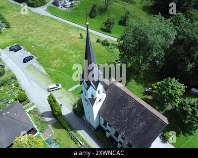 Ein Blick aus der Vogelperspektive auf die Kuratienkirche Meschach, umgeben von üppigem Grün. Gotzis, Österreich Stockfoto