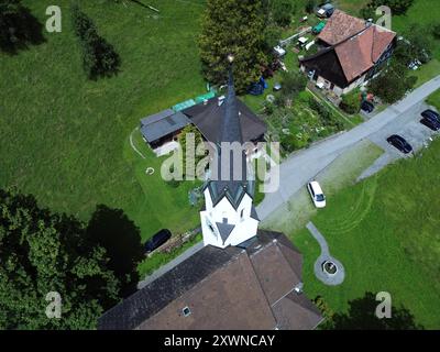 Ein Blick aus der Vogelperspektive auf die Kuratienkirche Meschach, umgeben von üppigem Grün. Gotzis, Österreich Stockfoto