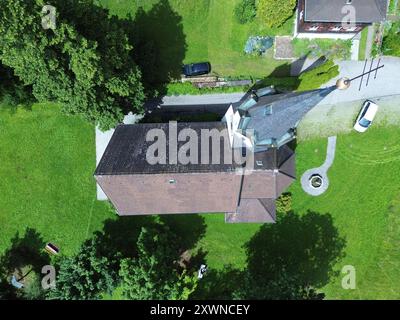 Ein Blick aus der Vogelperspektive auf die Kuratienkirche Meschach, umgeben von üppigem Grün. Gotzis, Österreich Stockfoto