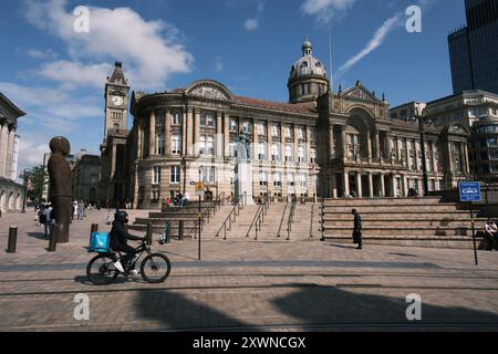 Blick auf den Victoria Square mit dem Rathaus und der Kunstgalerie in Birmingham, 20. August 2024, Großbritannien Stockfoto