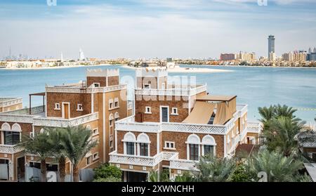 Fassade eines Wyndham Residences The Palm auf Arabien Felix Island Dubai VAE. Luxuriöse Hotels in Palm Jumeirah - 28. Januar 2024 - Reisefoto, niemand Stockfoto