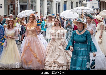 Hunderttausend feierte das 23. Schwedenfest in Wismar - 18.08.2024: Mehr als 100,000 Gäste kamen zum 23. Schwedenfest 15. - 18.08.2024 in der Hansestadt Wismar. An dem Festumzug am Sonntag erlebte das Publikum und die teilnehmenden 25 Gruppen mit rund 280 Menschen aus der Region, aus den Bundesländern und der schwedischen Partnerstadt Kalmar eine Zeitreise durch die schwedische Geschichte von Wismar. Die Agentur Highlights Event Management hat das bunte fest zusammen mit Firmen, Vereinen, Ehrenamtlichen und der Stadt organisiert. 18.08.2024 Wismar Am Markt 1 Mecklenburg-Vorpommern Deutschland Stockfoto