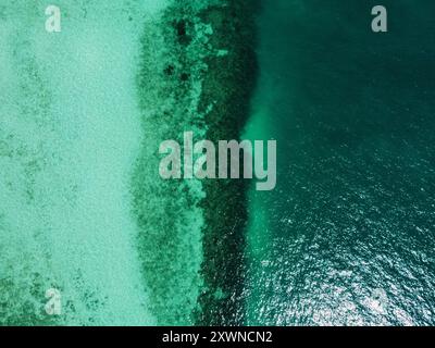 Luftaufnahme des Korallenriffs auf Ko Ngai bei Flut mit einer Unterwasserklippe Stockfoto