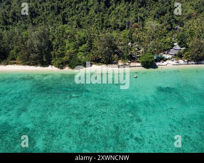 Blick aus der Vogelperspektive auf den Strand Ko Ngai am Morgen mit einem langen Sandstrand und türkisfarbenem Wasser Stockfoto