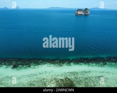 Luftbild von Ko Ngai am Nachmittag mit Blick auf das Korallenriff, die Unterwasserklippe und den blauen Marine Ozean und Ko Maa im Hintergrund Stockfoto