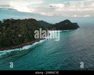 Blick auf die Insel Koh Kradan aus dem Westen an einem welligen Tag der Regenzeit Stockfoto