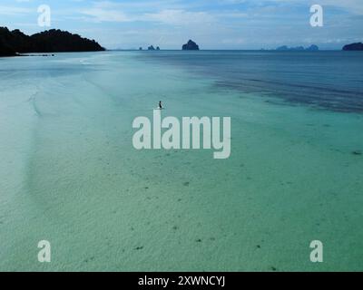 Blick aus der Vogelperspektive auf den Strand von Koh Kradan bei Ebbe, mit dem Korallenriff an der Oberfläche und seinem türkisfarbenen Wasser Stockfoto