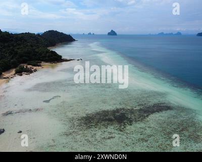 Blick aus der Vogelperspektive auf den Strand von Koh Kradan bei Ebbe, mit dem Korallenriff an der Oberfläche und seinem türkisfarbenen Wasser Stockfoto