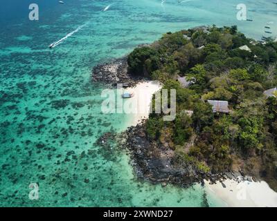 Aus der Vogelperspektive auf Koh Phi Phi Don, einer tropischen Insel in Krabi, umgeben von Korallenriff und türkisfarbenem Wasser Stockfoto
