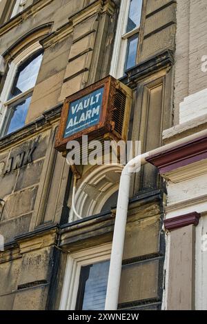 Tresoralarm-Schild am alten Bankgebäude Stockfoto