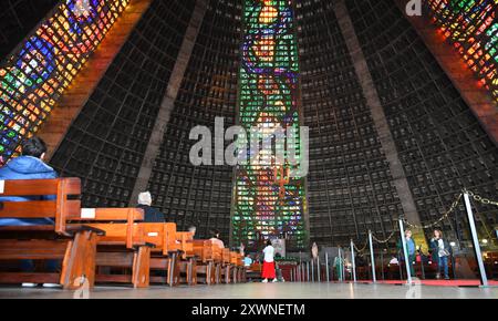 Buntglasfenster in der Kathedrale Metropolitana de São Sebastião do Rio de Janeiro (Kathedrale von St. Sebastian von Rio) Stockfoto