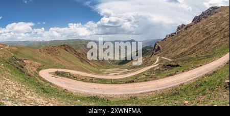 Die Zickzack-Serpentinenstraße, bekannt als 33 Papageien, führt zum Song Kul See, einem atemberaubenden hochalpinen See im Tian Shan Gebirge in Kirgisistan Stockfoto