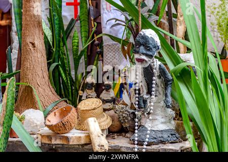 Afro-brasilianischer religiöser Altar mit Umbanda-Objekten und Gebilden zwischen Pflanzen Stockfoto