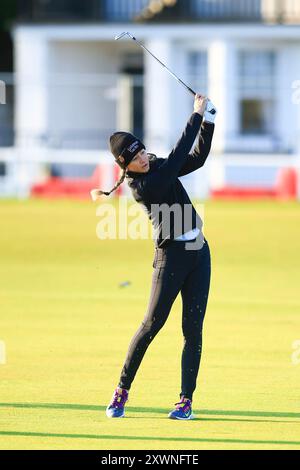 St Andrews, Fife, Schottland, Großbritannien. 20. August 2024; Old Course in St Andrews, St Andrews, Fife, Schottland; AIG Womens Open Golf, Übungstag 2; Nelly Korda aus den USA trifft einen Schlag vom Fairway auf dem ersten Loch des Old Course, St Andrews Links während einer Übungsrunde beim AIG Women's Open Credit: Action Plus Sports Images/Alamy Live News Stockfoto